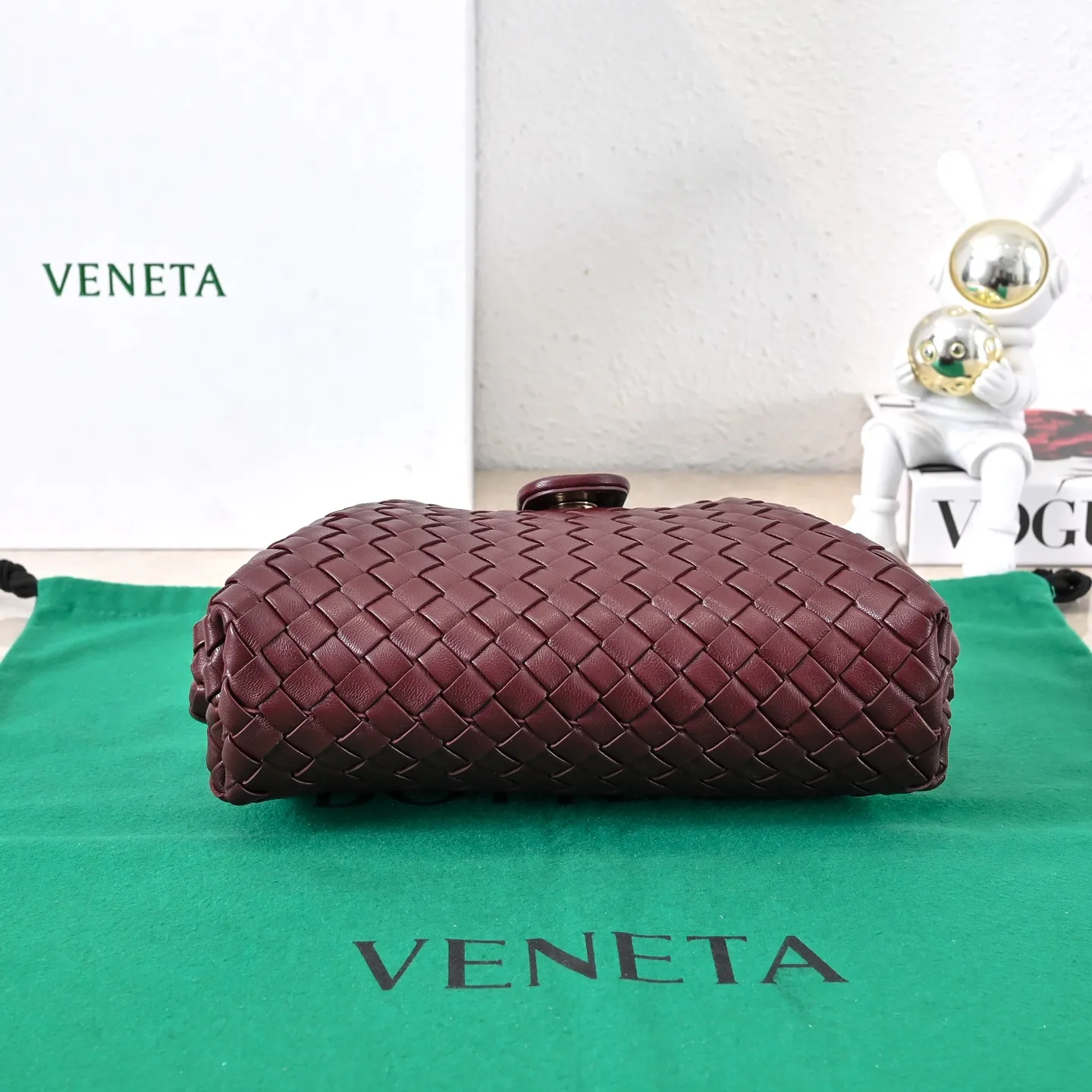 Batch 1880 BOTTEGA VENETA LAUREN 1980 small clutch bag is new! The small size that many people are squatting on is finally here. The self-adjustable zipper is a highlight of this bag. After being removed, it can be used as a handbag for important occasions. One bag unlocks two carrying methods at the same time. It is practical and has a unique sense of structure and beautiful lines. It is more elegant than a small cloud. It is a tribute to the classics and the pursuit of modernity. Style number: 4038 Size: 27*15*8cm